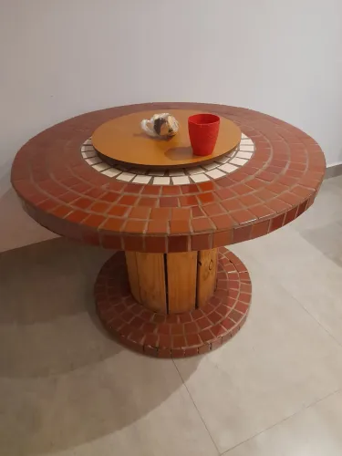 Vendo duas mesas feita de carretel de madeira