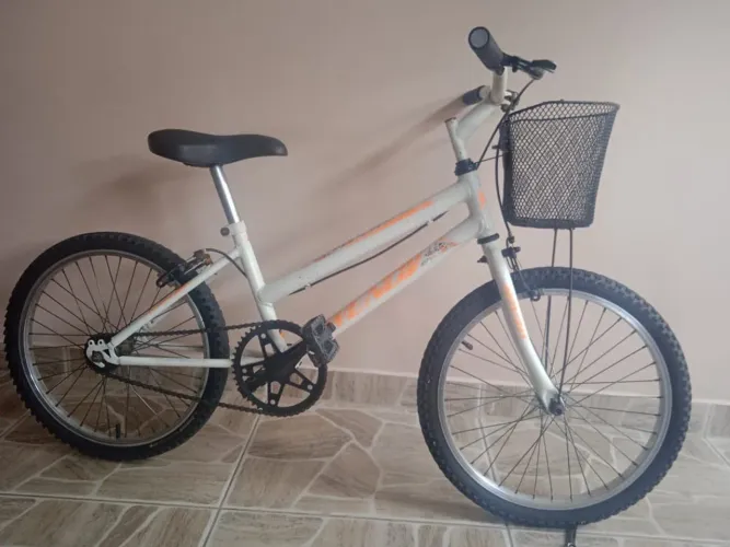 Bicicleta Infantil aro 20 com cestinha - cor Branca com preto