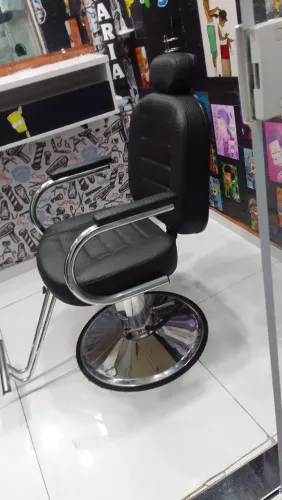 Poltrona cadeiras barbeiro reclinável barbeiaria base Redonda cor Preto crono