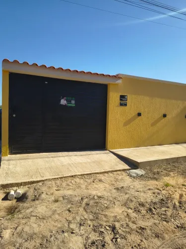 Casa nova com 3 quartos uma suite, 2 banheiros, cacimba água potável.