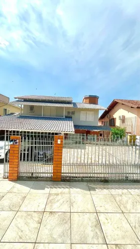 Casa ampla com piscina e vista para o mar em Coqueiros