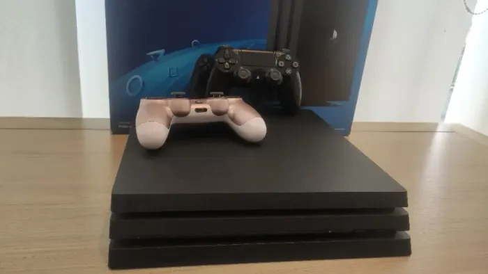 Playstation 4 PRO (Pouquíssimo utilizado) c/ caixa + 1TB + 2 controles