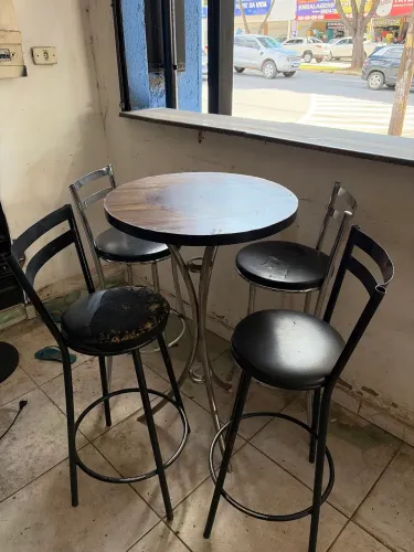 Mesa bistrô com 4 banquetas
