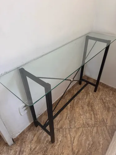Aparador de vidro com estrutura de metal