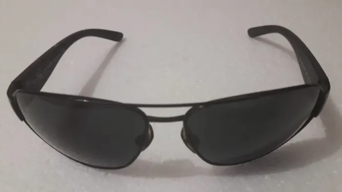 Óculos de sol Polo Ralph Lauren aro fino na cor preta usado e conservado