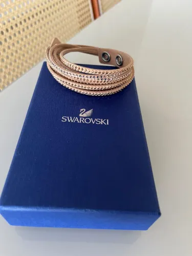 Pulseira Swarovski Slake Wrap camurça preta e bege