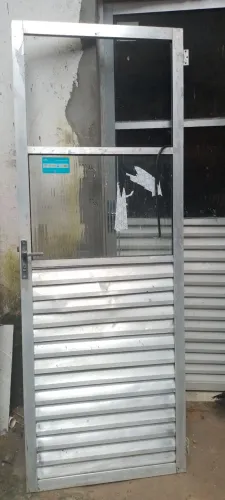 Vendo porta de alumínio com um vidro quebrado mas toda boa