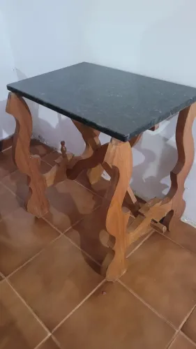 Mesa de madeira tampo de granito