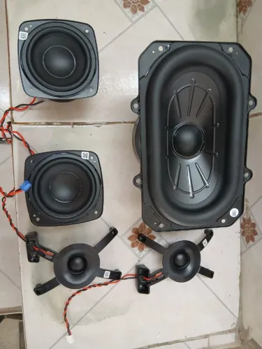 3 altos falantes da JBL (bombox),estão novos
