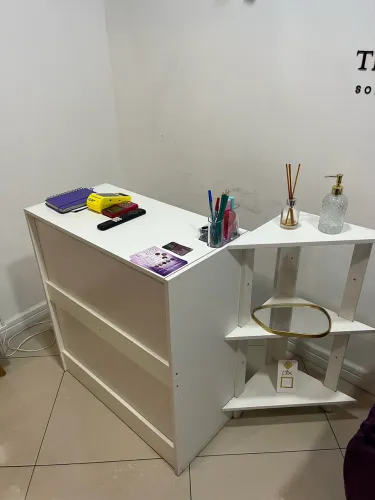 Balcão branco recepção impecável