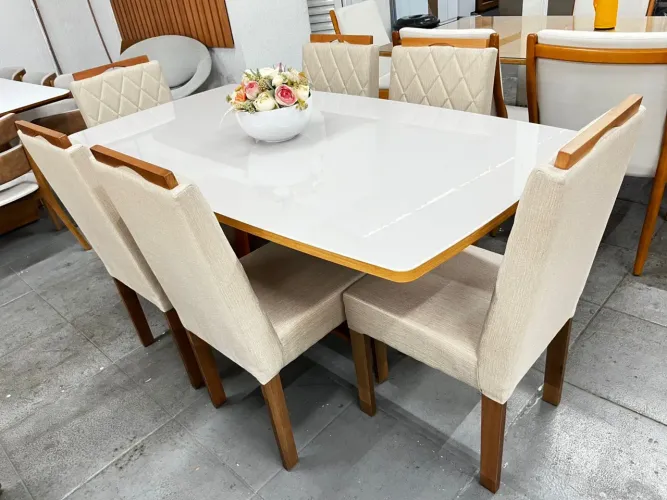 Mesa resistente de madeira 