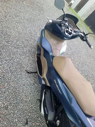 Moto pcx cor azul com marrom semi-nova quitada nada pra fazer ..e só pegar e rodar