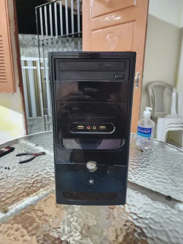 Gabinete ATX para computador com leitor de DVD