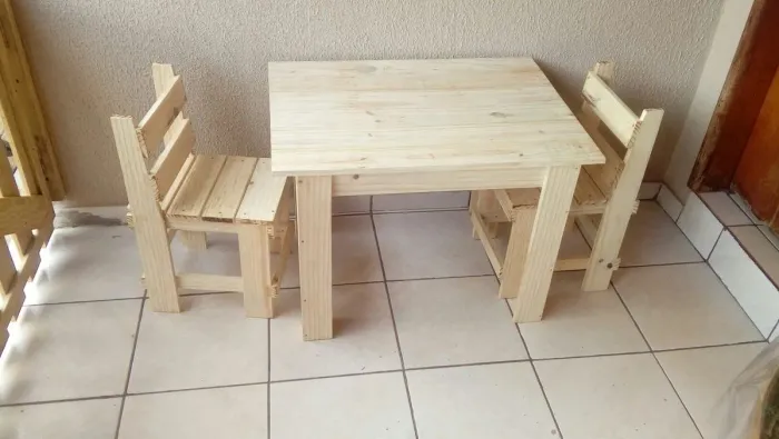 Mesa e cadeira infantil de pinus com ou sem verniz
