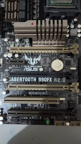 Placa mãe Asus Sabertooth 990 r2.0 AM3+ com processador AMD fx 9590 e 2 memória Kingston