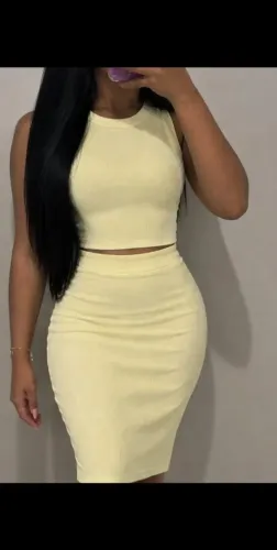 Conjunto feminino cropped e saia midi canelado, elegante e confortável.