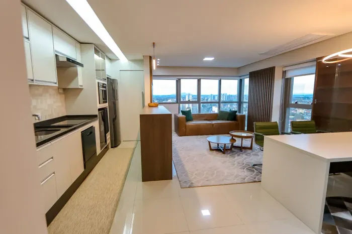 Apartamento andar alto 2 quartos mobiliado e com 2 vagas no Centro de Curitiba