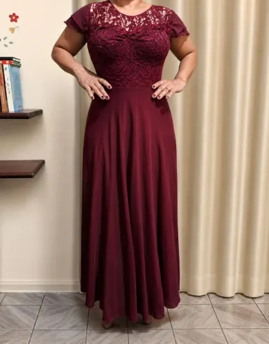 Vestido marsala bordado cheio de detalhes lindos