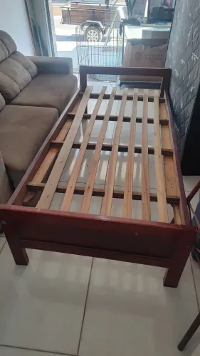 Vendo cama de solteiro de madeira 195cm×90cm leia a descrição do anúncio.