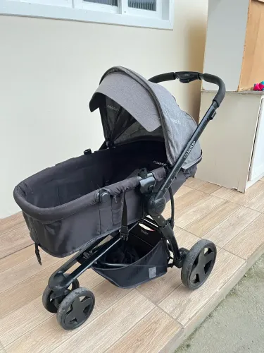 Carrinho de bebê mais bebê conforto 