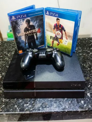 Play 4 + 2 jogos . Excelente estado.