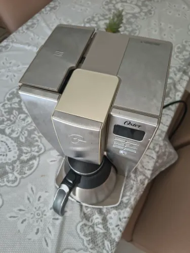 Cafeteira elétrica Oster com garrafa térmica