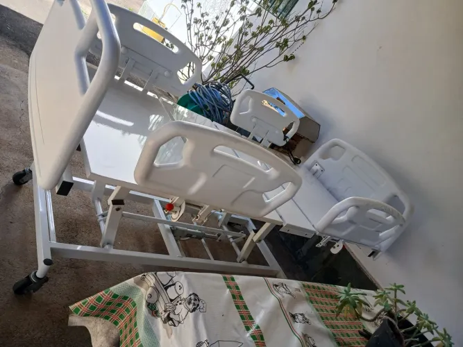 Vendo cama hospitalar elétrica com controle R$5000,00( cinco mil reais)