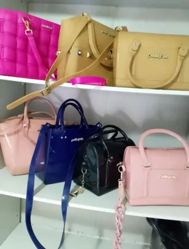 Vendo bolsas da petite jolie usavas bem conservadas tem algumas que é nova