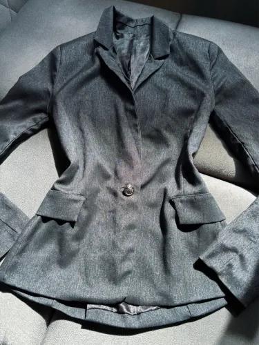 Blazer estilo alfaiataria com botão