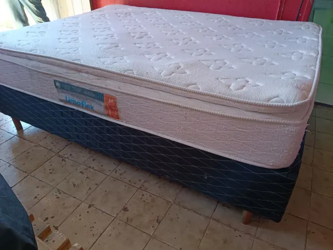 Conjunto de base+ colchão de casal com molas ensacadas... colchão já higienizado 
