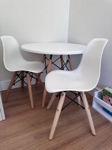 Mesa infantil com 2 cadeiras 