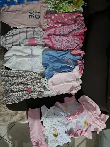 Estou vendendo um combo de roupa bb menina 