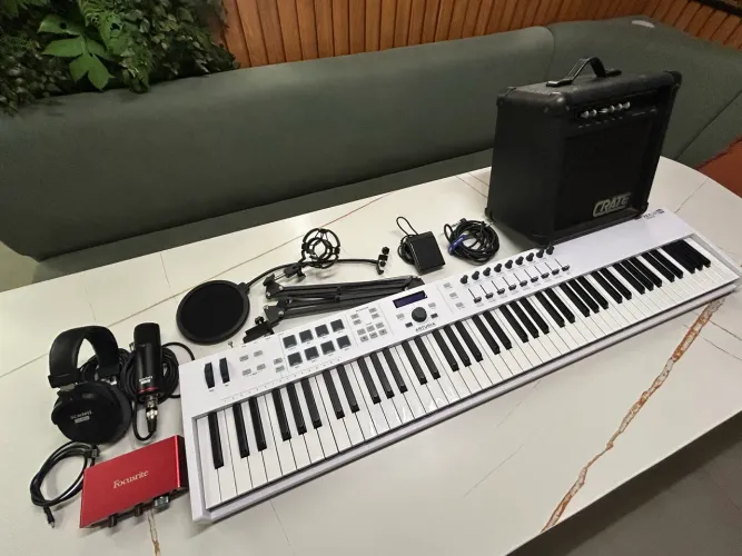 Teclado controlador arturia 88 e interface focusrite solo 