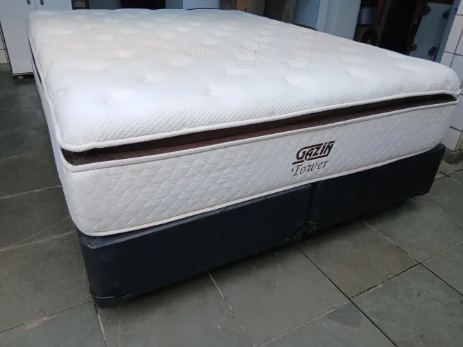 Cama box casal QUEEN SIZE molas em sacada Gazin. Em excelente estado.