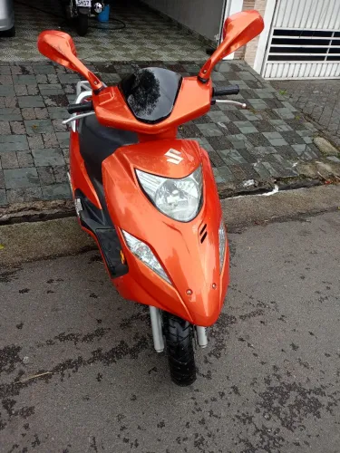 Burgman 125i com manual e chave reserva