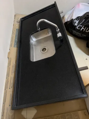 Bancada de Granito Preto com Cuba Inox e Torneira - Excelente Estado
