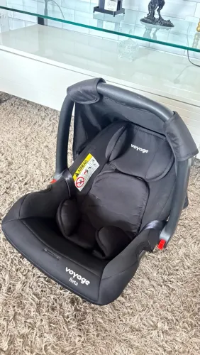 Carrinho de bebê e bb conforto