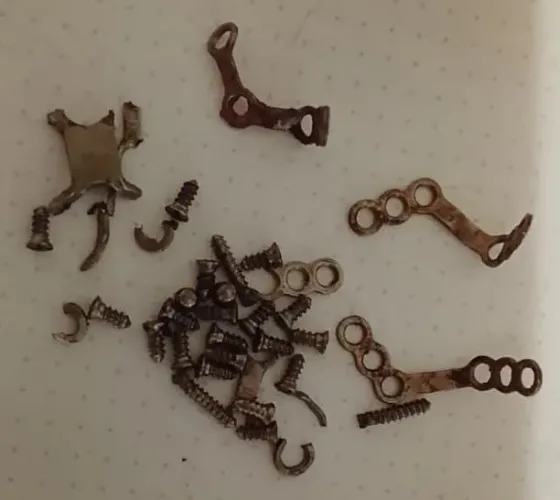 Placas e parafusos de titânio puro para cirurgia, reciclados, para fabricar novas peças