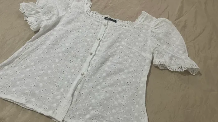 Blusa em cambraia com botões dourados Lovito*