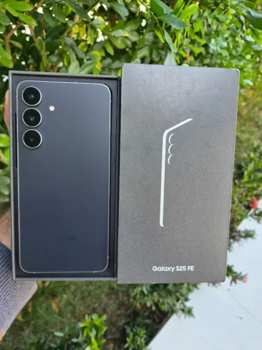 Samsung S25 Fe 256GB, Sem Marcas de Uso, Cor Preta