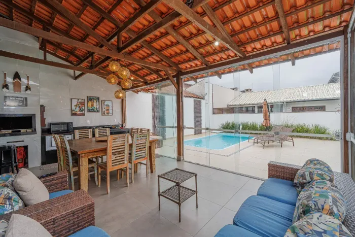 Casa com 4 quartos, piscina e área gourmet na Praia de Ubatuba, São Francisco do Sul - R$8