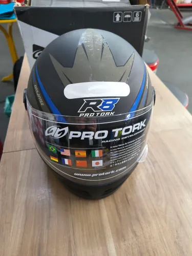 Capacete R8 NOVO (sem uso)