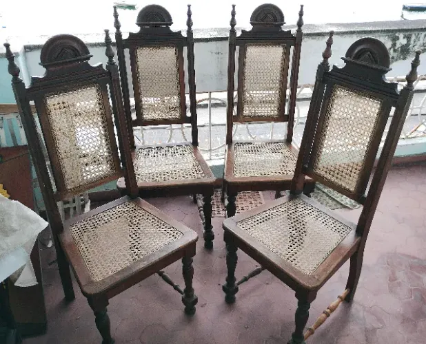 Cadeiras em Estilo Colonial