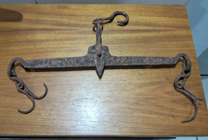 Antiga balança, pequena, de ferro com 02 ganchos cerca de 30 cm