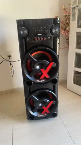 Uma caixa de som semi-nova