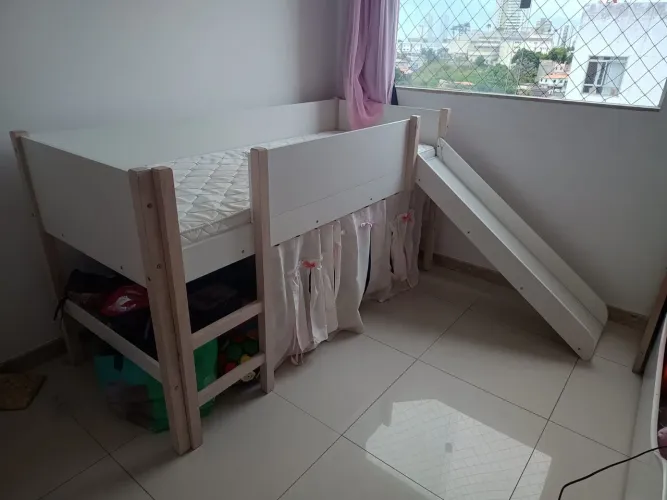 Cama infantil alta com escorregador
