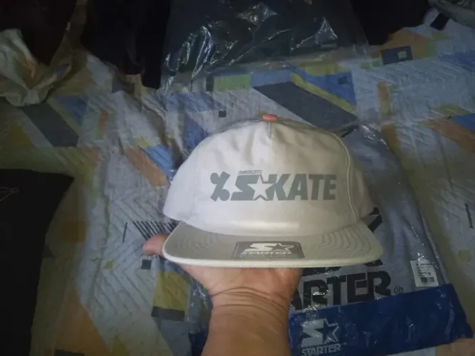 Desapego Bone aba reta e Camiseta de malha tam G marca Starter