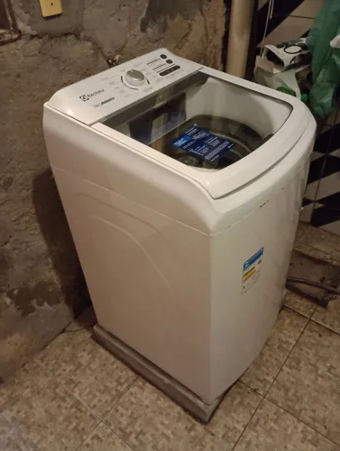 Vendo máquina de lavar roupa Eletrolux 14,5kg semenova com nota fiscal valor 700 reais.