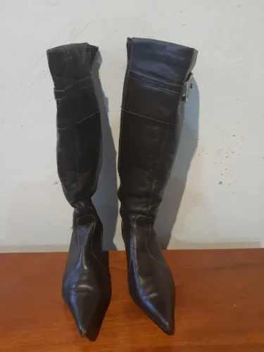 Bota bico fino em couro num 35