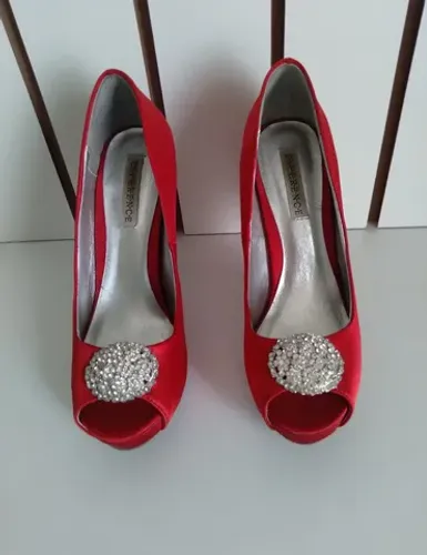 Sapato social feminino revestimento em cetim vermelho salto alto com detalhe em strass